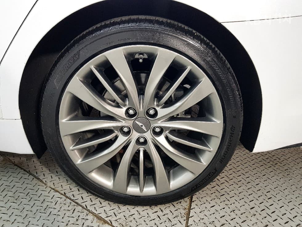 Hyundai GenesisDHG330 Premium AWD - 20