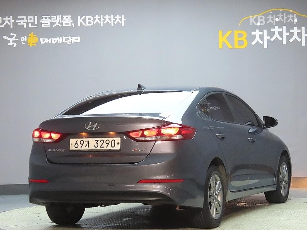 Hyundai Avante (Elantra)AD1.6 e-VGT Smart Special (special feature/edition) - 2