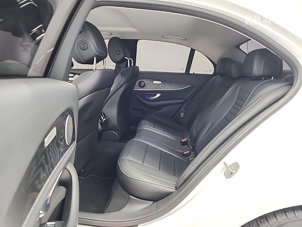 Mercedes-Benz Нов E-КласE200 Авангард W214 - 12