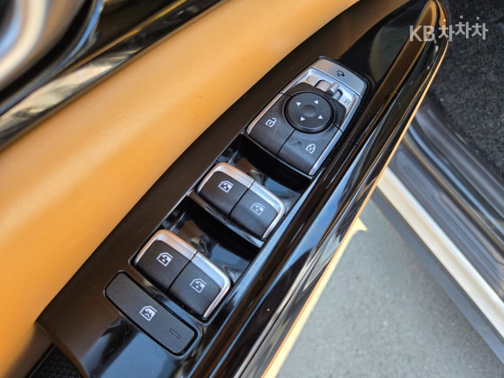 Kia Carnival 4th generationD2.2 9-seater Noblesse - 9