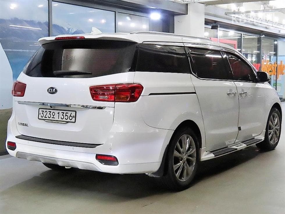 Kia The New (facelift) Carnival9-seater 2.2 Diesel Prestige - 4