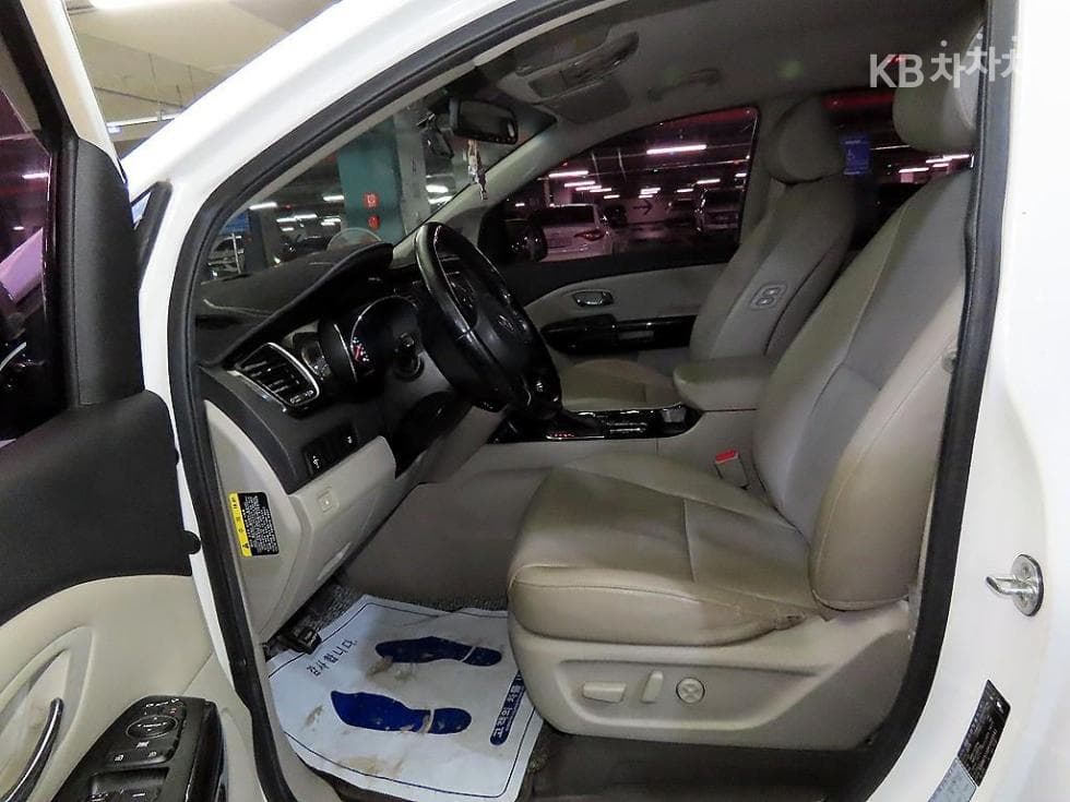 Kia The New (facelift) Carnival9-seater 2.2 Diesel Prestige - 6