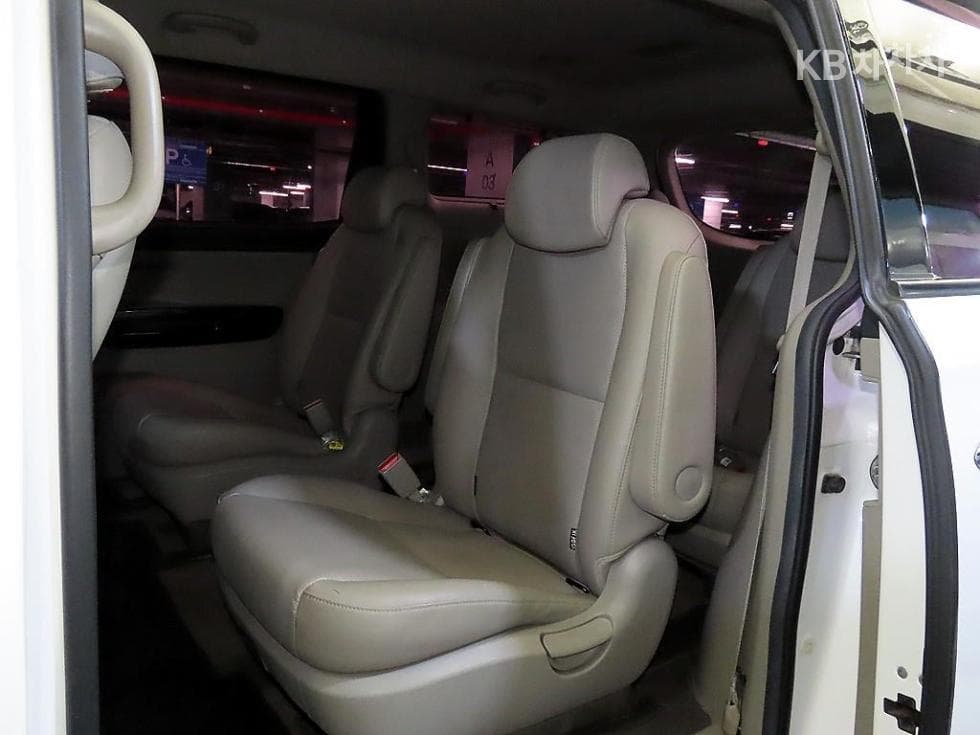 Kia The New (facelift) Carnival9-seater 2.2 Diesel Prestige - 7