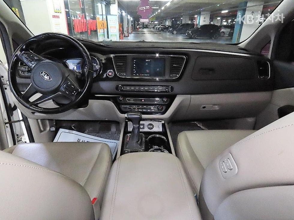 Kia The New (facelift) Carnival9-seater 2.2 Diesel Prestige - 10