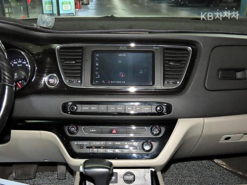 Kia The New (facelift) Carnival9-seater 2.2 Diesel Prestige - 11