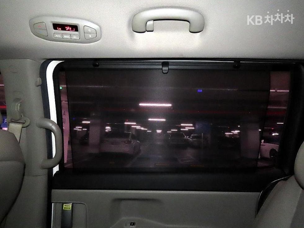 Kia The New (facelift) Carnival9-seater 2.2 Diesel Prestige - 14