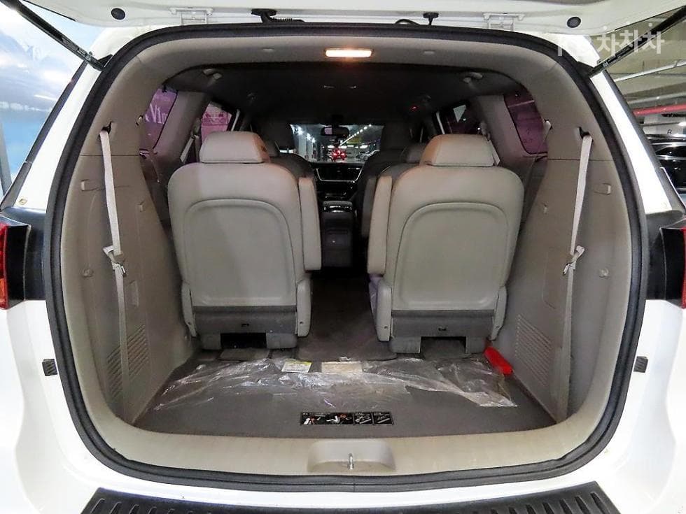 Kia The New (facelift) Carnival9-seater 2.2 Diesel Prestige - 17