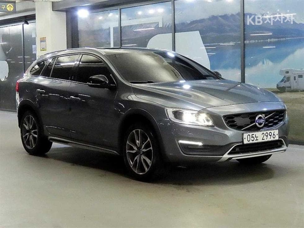 Volvo V60 CC D4 - Image 1