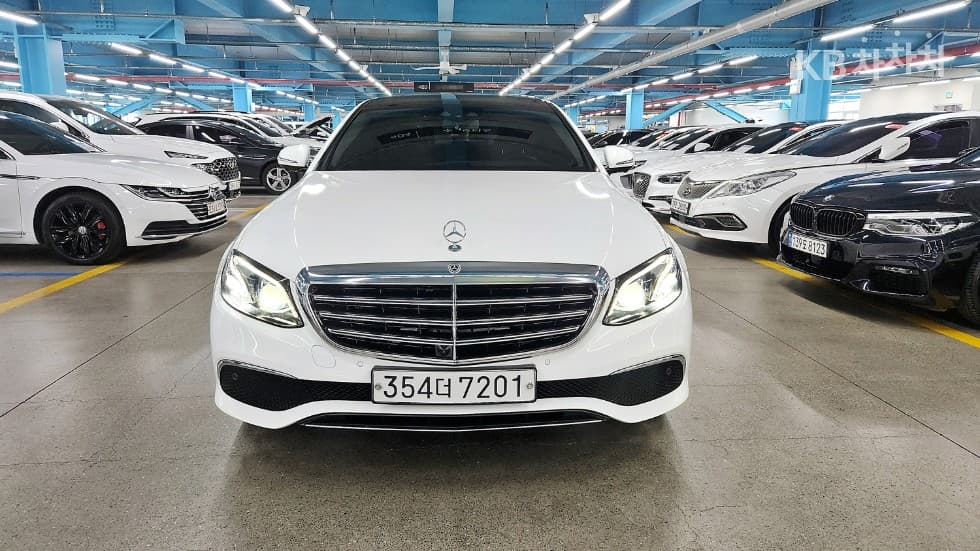 Mercedes-Benz E-Class (W213) E300 Exclusive - Image 1