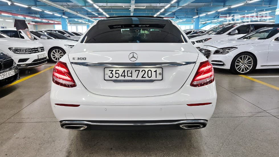 Mercedes-Benz E-Class (W213)E300 Exclusive - 3