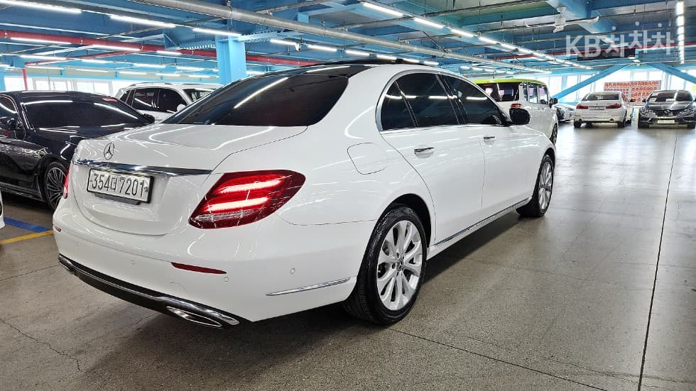 Mercedes-Benz E-Class (W213)E300 Exclusive - 11
