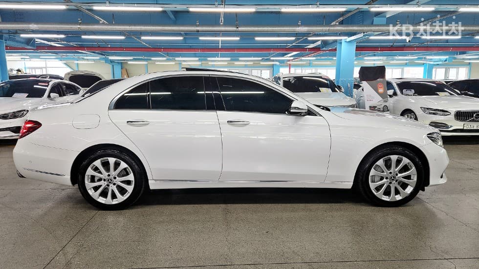 Mercedes-Benz E-Class (W213)E300 Exclusive - 9