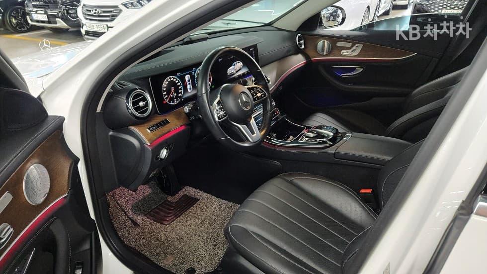 Mercedes-Benz E-Class (W213)E300 Exclusive - 12