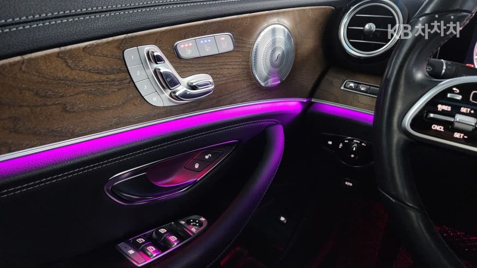 Mercedes-Benz E-Class (W213)E300 Exclusive - 19