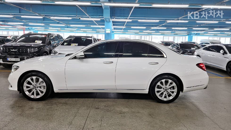 Mercedes-Benz E-Class (W213)E300 Exclusive - 8