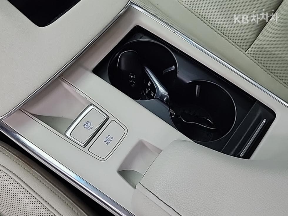 Hyundai The New (facelift) Grandeur (Azera)2.5 Le Blanc - 17