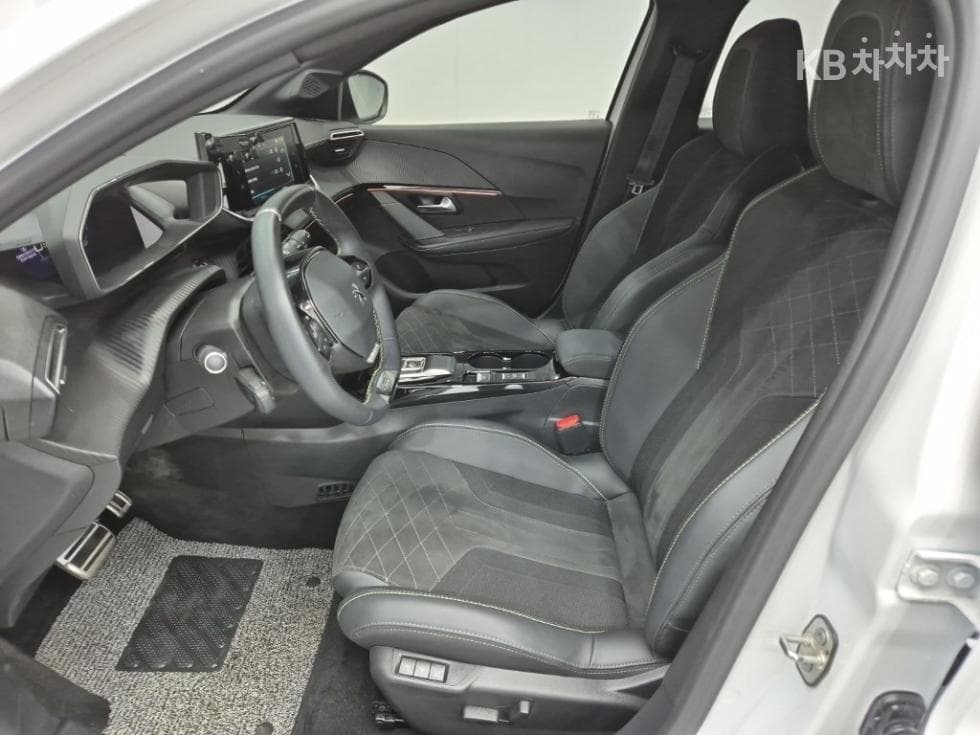 Peugeot e-208GT - 11