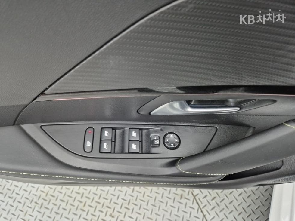 Peugeot e-208GT - 17
