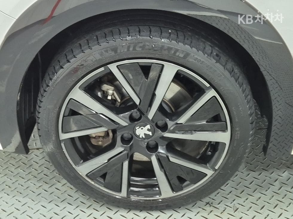 Peugeot e-208GT - 19