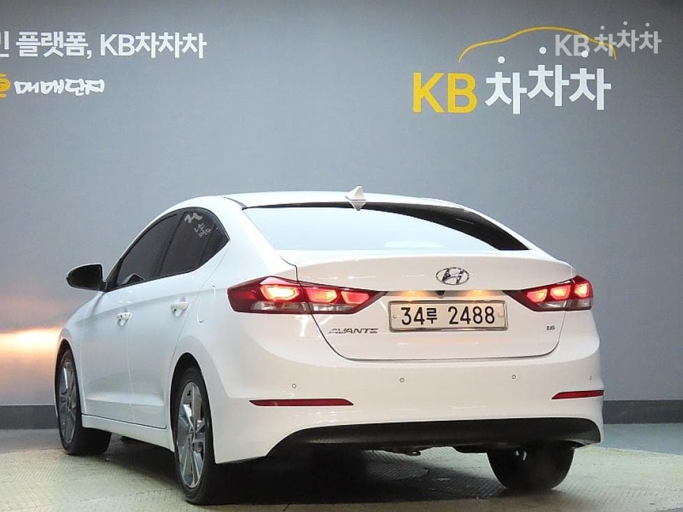 Hyundai Avante (Elantra)AD1.6 GDi Value Plus - 4