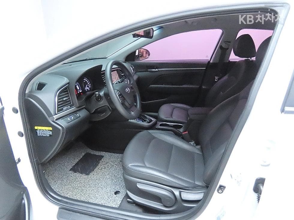 Hyundai Avante (Elantra)AD1.6 GDi Value Plus - 10