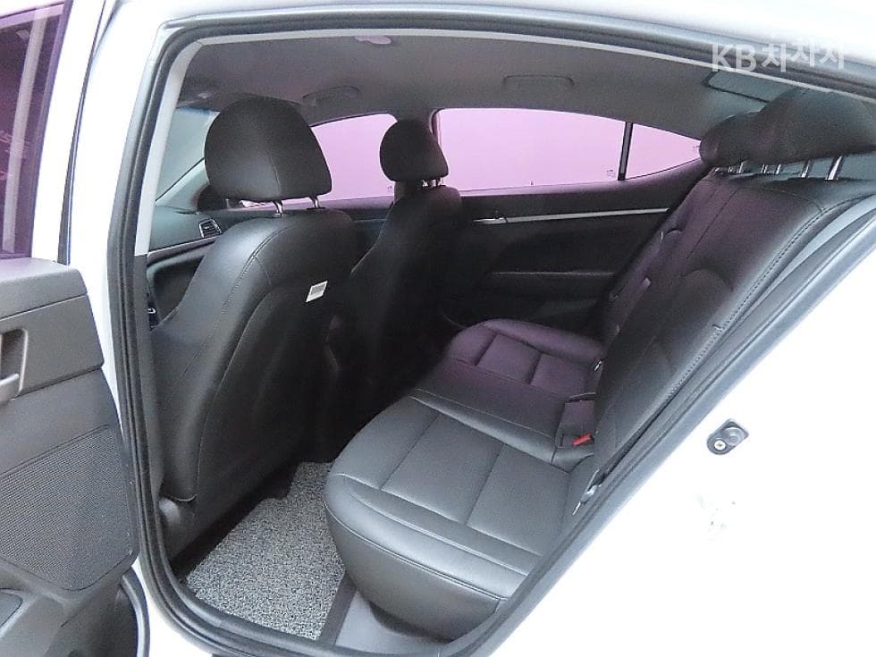 Hyundai Avante (Elantra)AD1.6 GDi Value Plus - 11