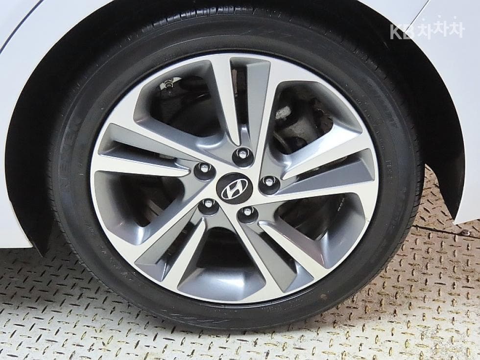 Hyundai Avante (Elantra)AD1.6 GDi Value Plus - 20