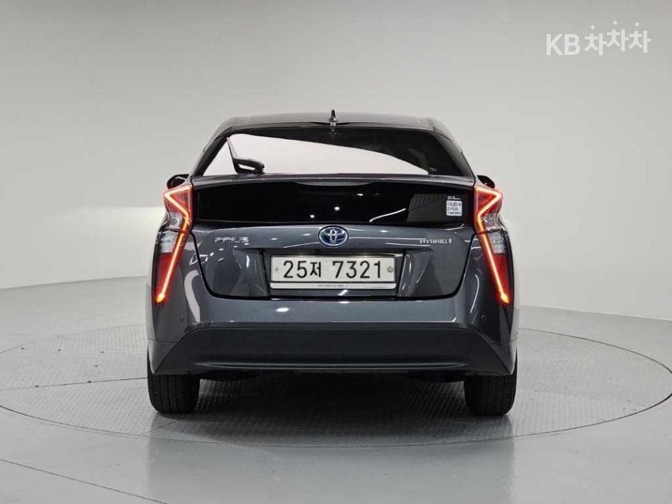 Toyota Prius 4th generation1.8 E - - 3