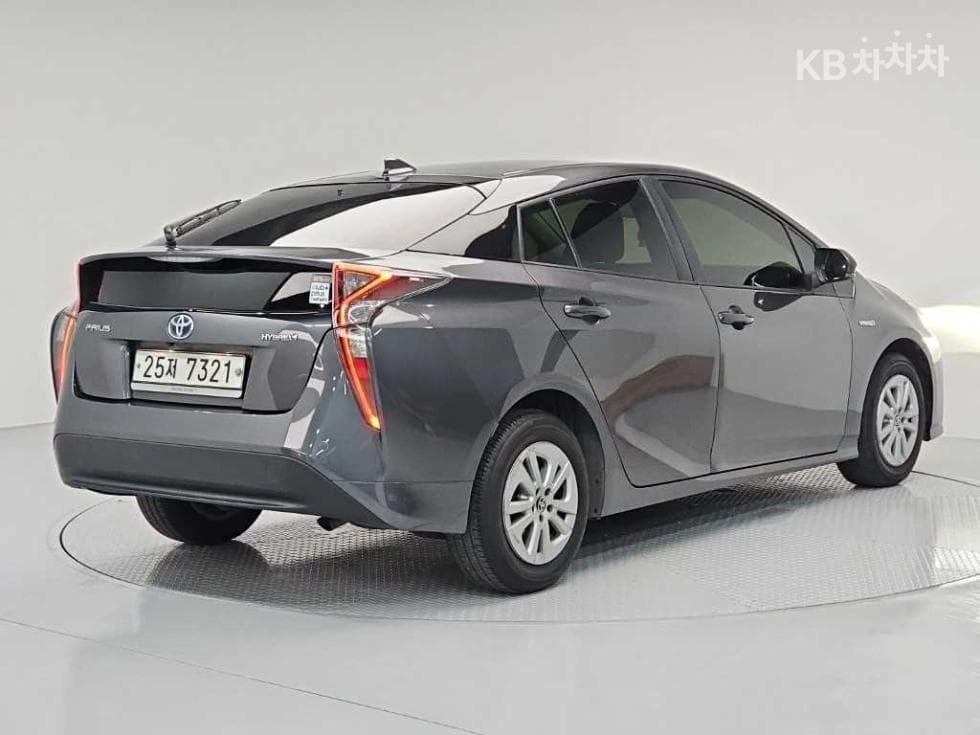 Toyota Prius 4th generation1.8 E - - 4