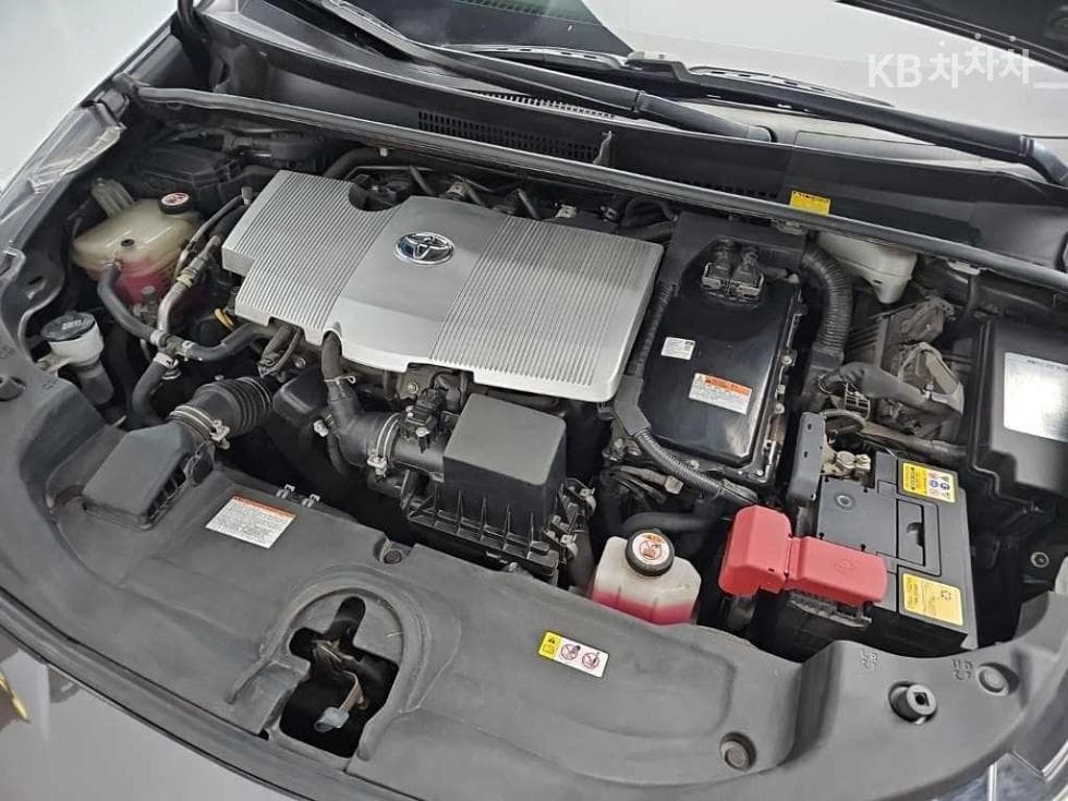 Toyota Prius 4th generation1.8 E - - 6