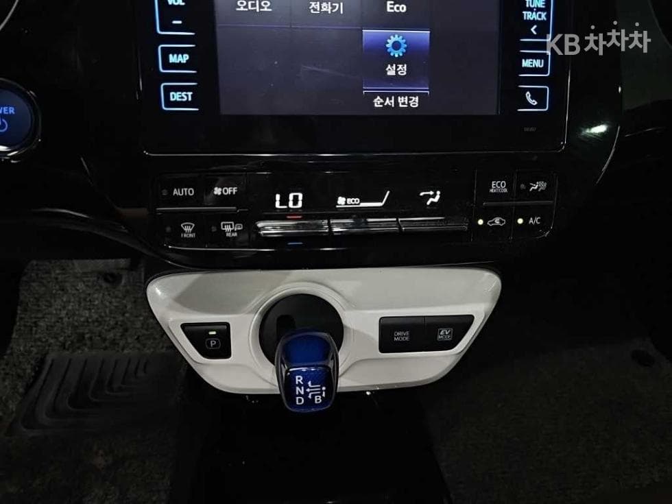 Toyota Prius 4th generation1.8 E - - 10