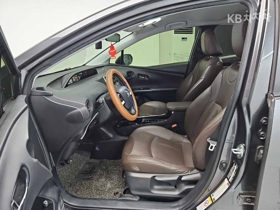 Toyota Prius 4th generation1.8 E - - 11