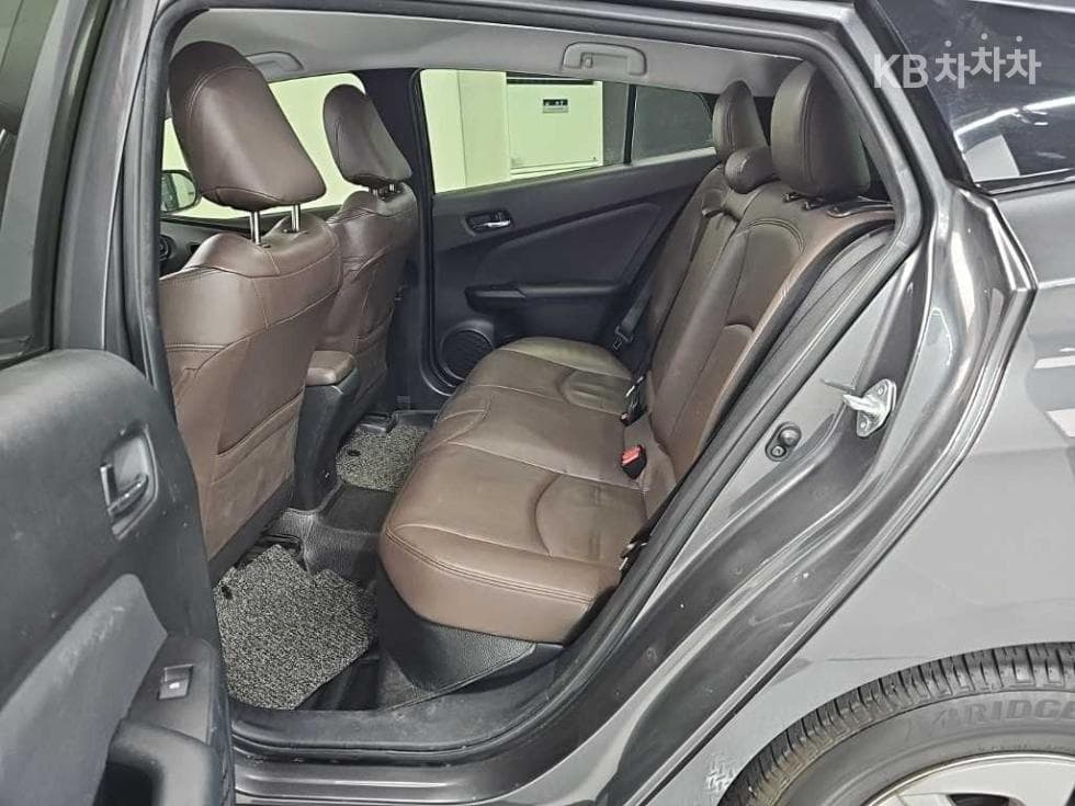 Toyota Prius 4th generation1.8 E - - 12