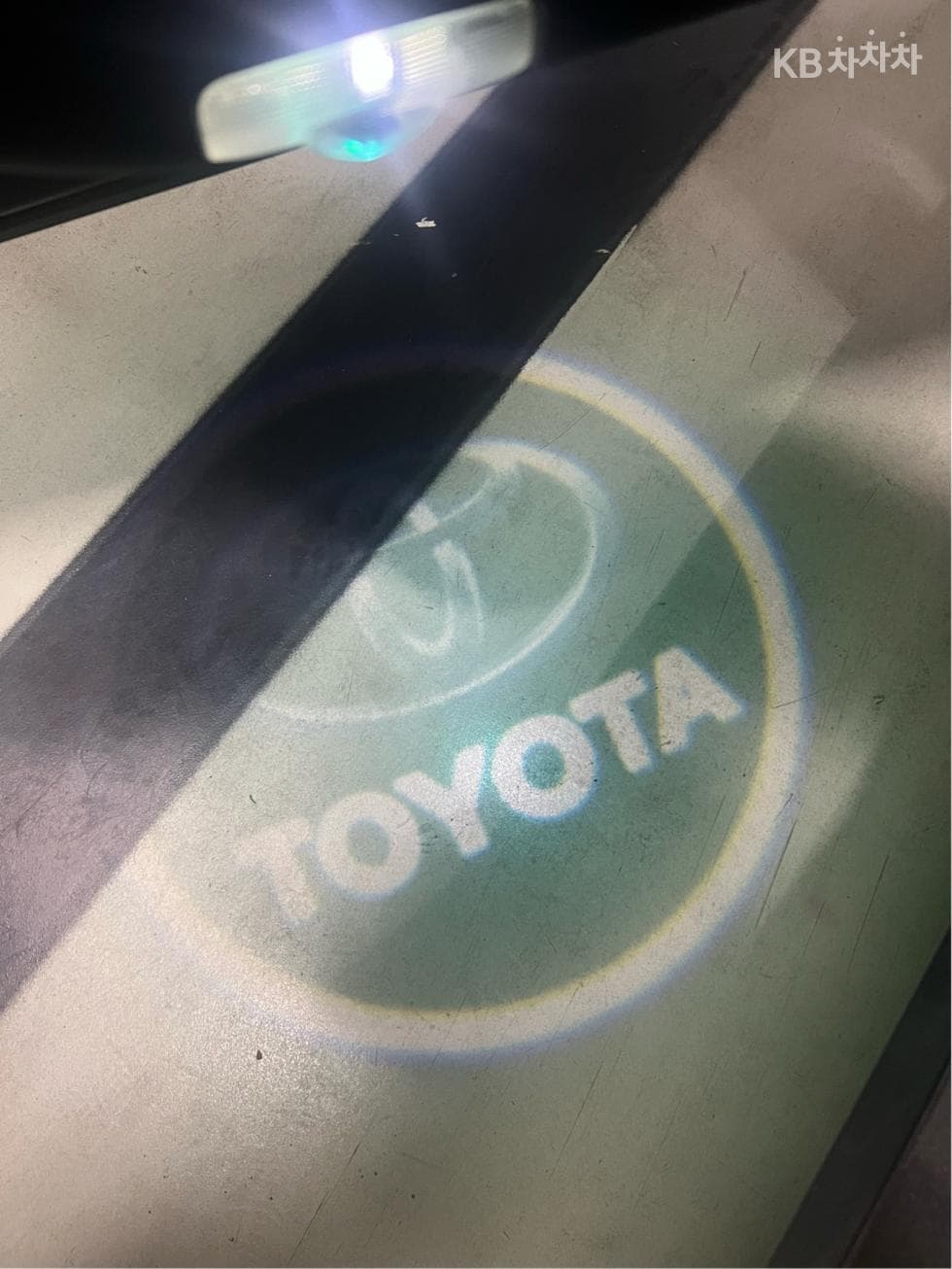 Toyota Prius 4th generation1.8 E - - 13