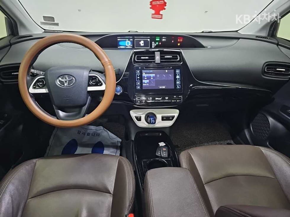 Toyota Prius 4th generation1.8 E - - 7