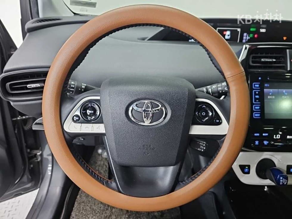Toyota Prius 4th generation1.8 E - - 9