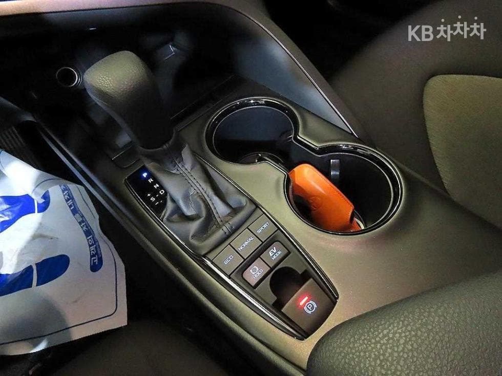 Toyota Camry XV702.5L хибрид LE - 12