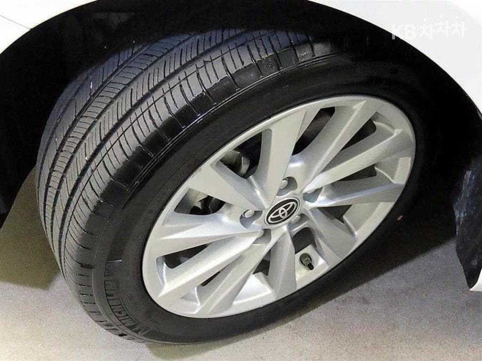 Toyota Camry XV702.5L хибрид LE - 19