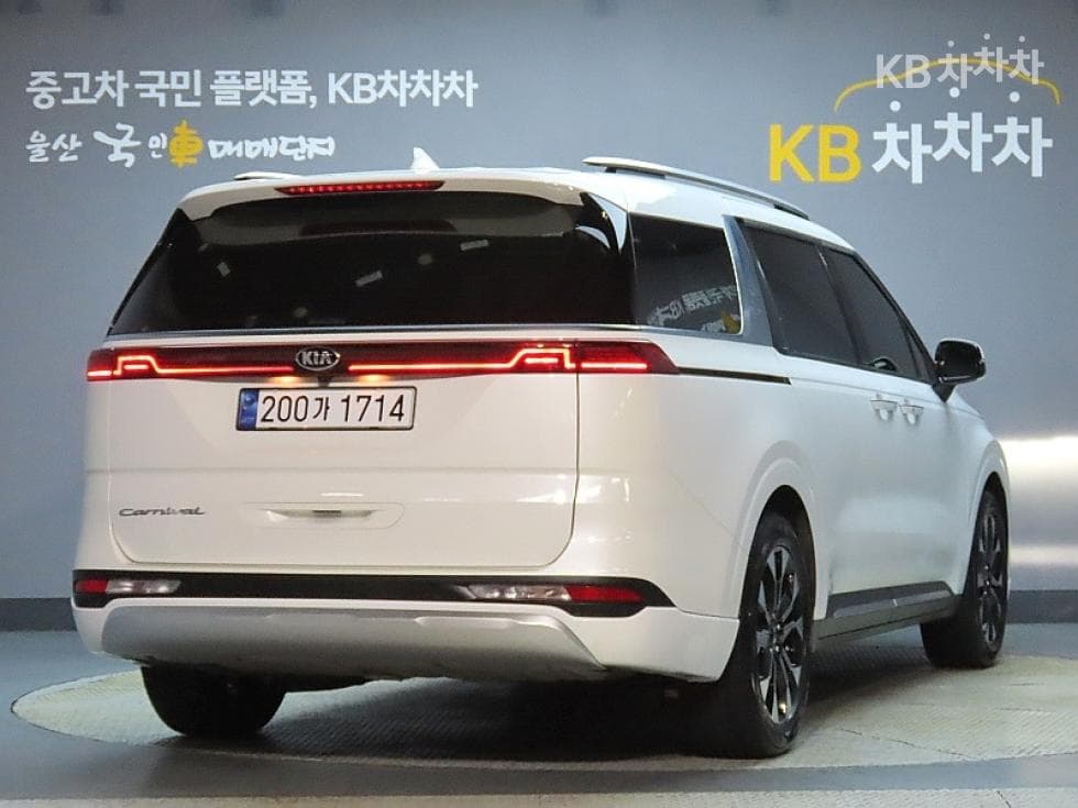 Kia Carnival 4th generationD2.2 9-seater Noblesse - 2