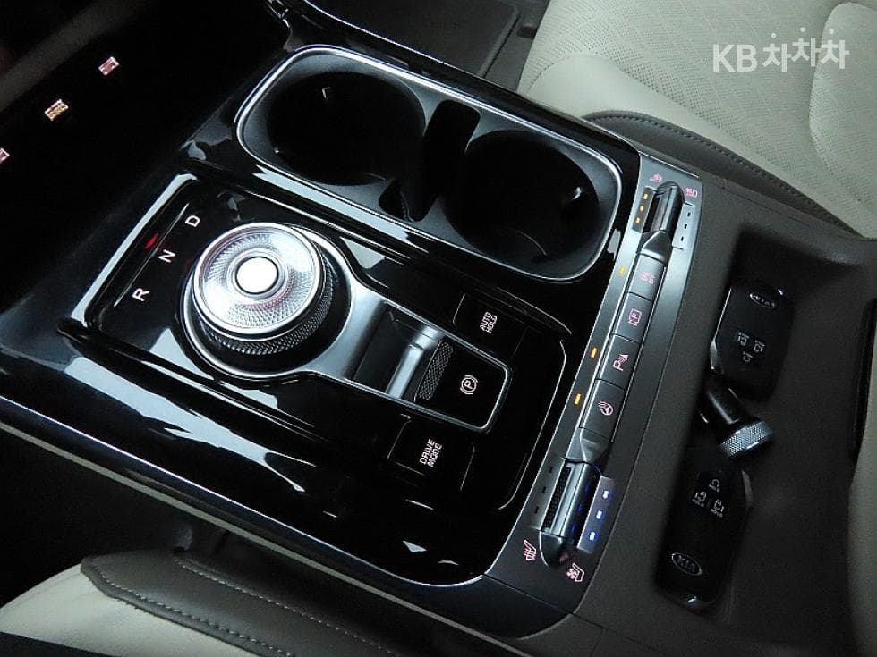 Kia Carnival 4th generationD2.2 9-seater Noblesse - 9
