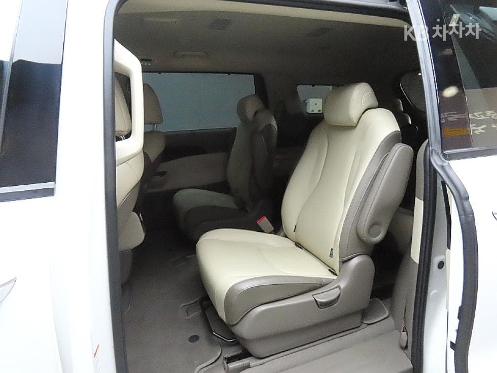 Kia Carnival 4th generationD2.2 9-seater Noblesse - 11