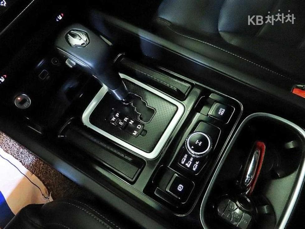 КейДжи Мобилити G4 Rexton2.2 4x4 화이트 에디션 - 12