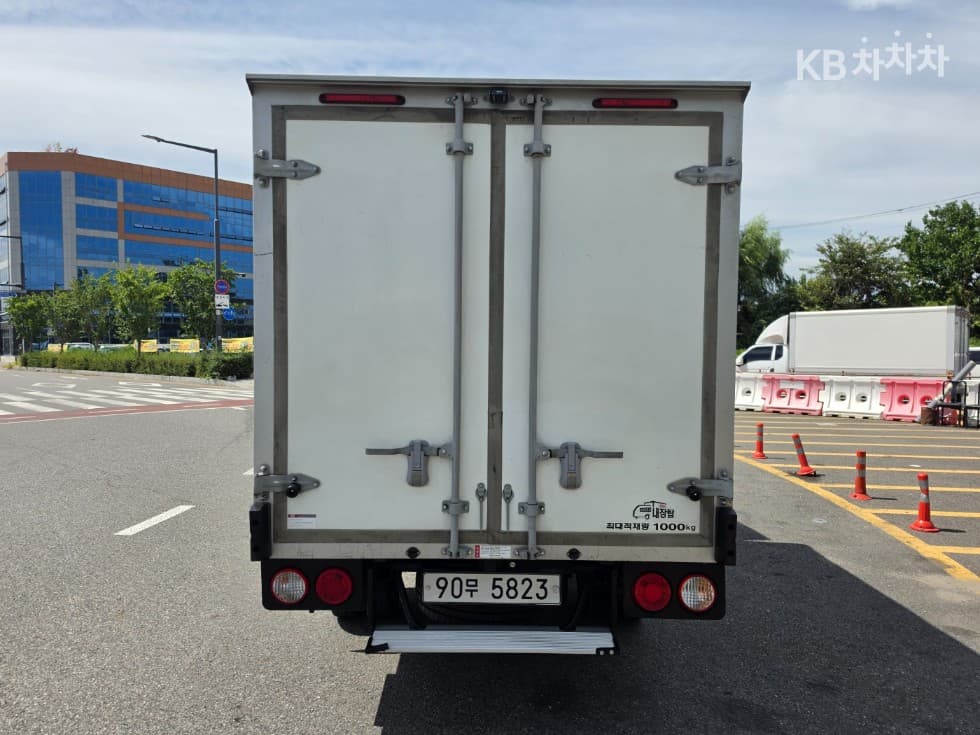 Киа The New (фейслифт) Бонго 3 (лек)Box Truck 1 тон 표준형 Королевска кабина Удължено междуосие L - 4