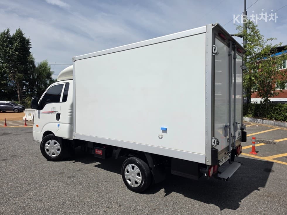 Киа The New (фейслифт) Бонго 3 (лек)Box Truck 1 тон 표준형 Королевска кабина Удължено междуосие L - 6