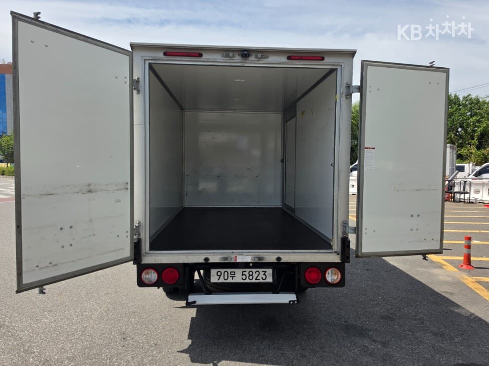 Киа The New (фейслифт) Бонго 3 (лек)Box Truck 1 тон 표준형 Королевска кабина Удължено междуосие L - 7