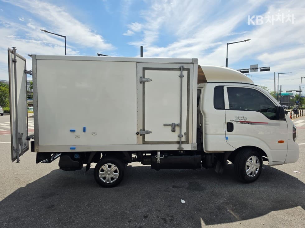 Киа The New (фейслифт) Бонго 3 (лек)Box Truck 1 тон 표준형 Королевска кабина Удължено междуосие L - 8