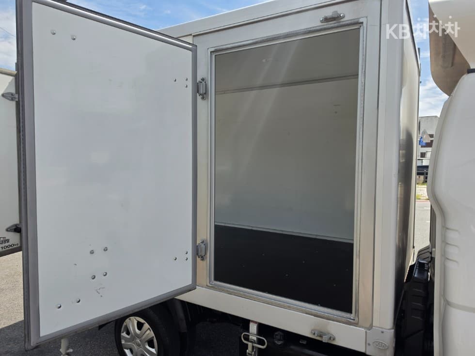 Киа The New (фейслифт) Бонго 3 (лек)Box Truck 1 тон 표준형 Королевска кабина Удължено междуосие L - 9