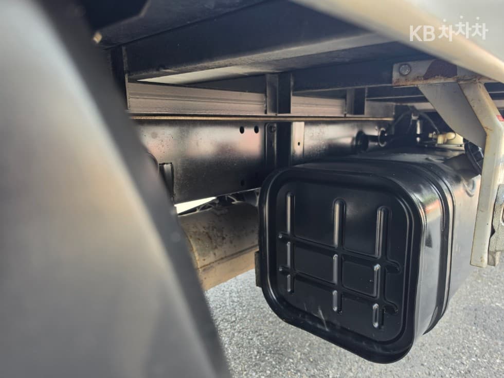 Киа The New (фейслифт) Бонго 3 (лек)Box Truck 1 тон 표준형 Королевска кабина Удължено междуосие L - 17