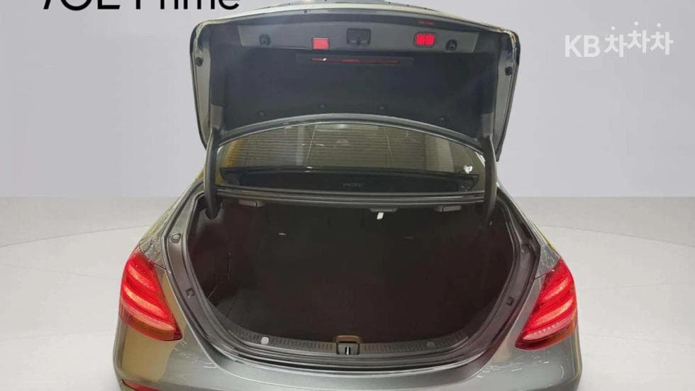 Mercedes-Benz E-Class (W213)E300 4Matic AMG Line - 9
