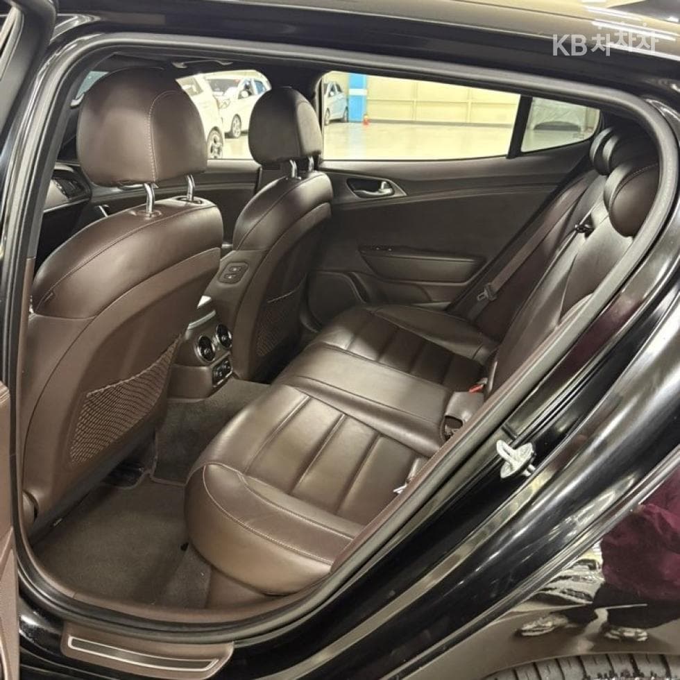 Kia Stinger2.0 Turbo 4WD 플래티넘 - 6